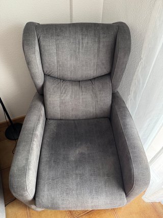 Sillón reclinable gris con reposapiés