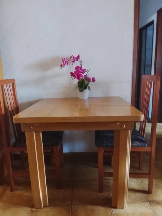 Mesa de comedor con 4 sillas