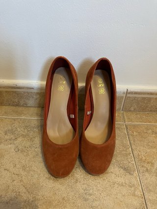 Zapatos de tacón de piel naranja óxido