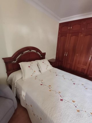 Mesita de noche de madera