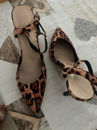 Zapatos de tacón con estampado de leopardo