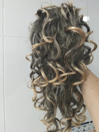 Peluca rizada castaña y rubia