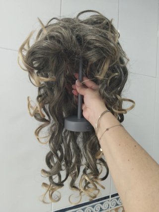 Peluca rizada castaña y rubia