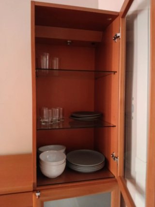 Mueble de madera con vitrina