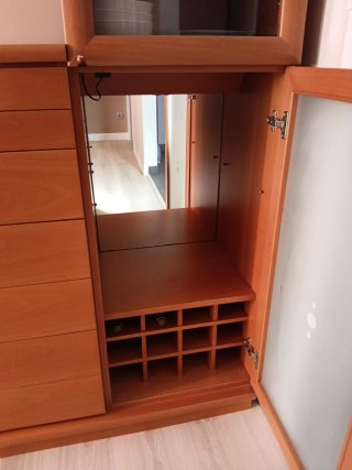 Mueble de madera con vitrina