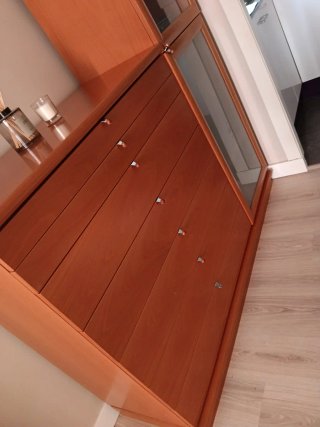 Mueble de madera con vitrina