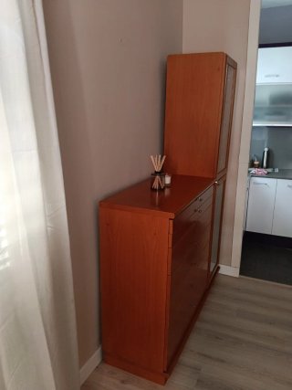Mueble de madera con vitrina