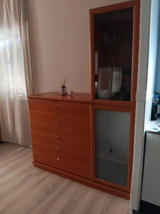 Mueble de madera con vitrina
