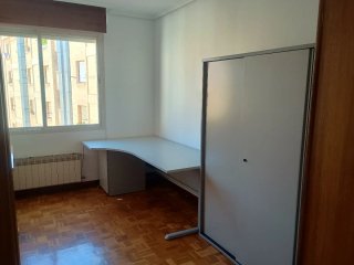 Mesa de oficina y armario archivador