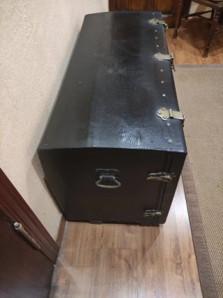 Baúl antiguo negro