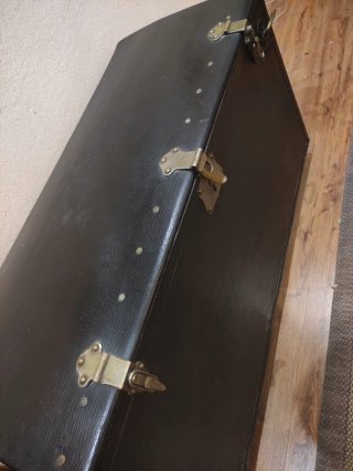 Baúl antiguo negro