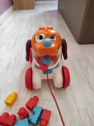 Perro de arrastre con bloques de construcción