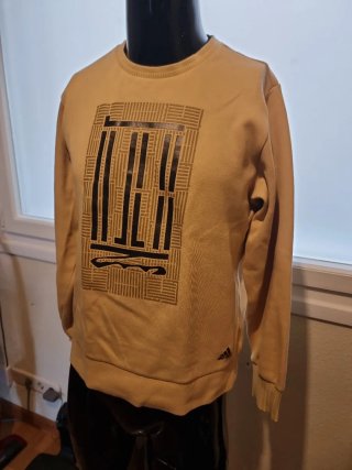 Jersey Adidas ocre con estampado