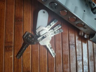 Cerradura de puerta con manillas y llaves