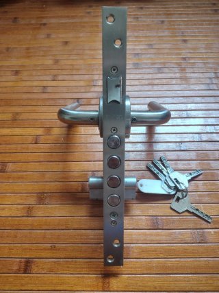 Cerradura de puerta con manillas y llaves