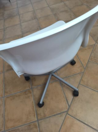 Silla de escritorio blanca con ruedas