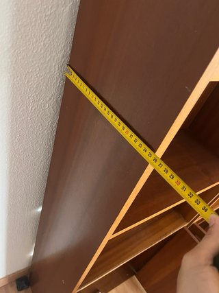Estantería de madera marrón