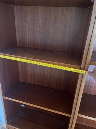 Estantería de madera marrón