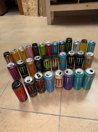 Collezione di lattine vuote Monster ed altre energetiche