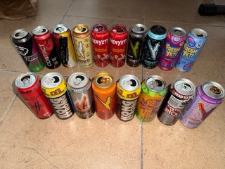 Collezione di lattine vuote Monster ed altre energetiche