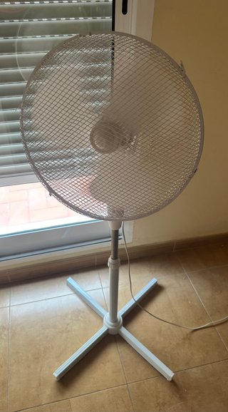 Ventilador de pie blanco