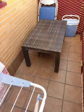 Tavolo da giardino in rattan e blu