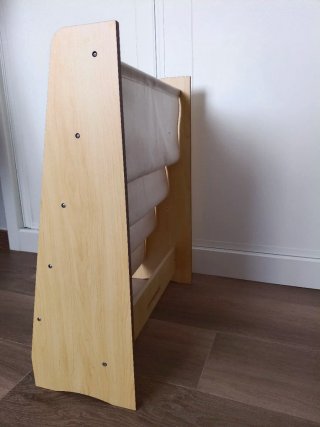Estantería vertical para libros infantiles.