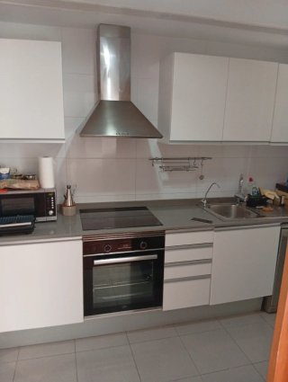 Muebles de cocina plateados y blancos