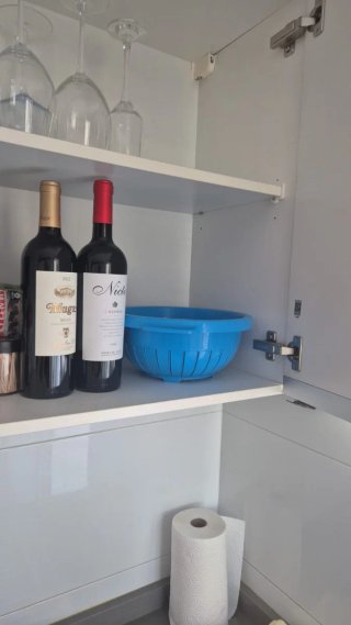 Muebles de cocina plateados y blancos
