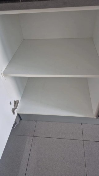 Muebles de cocina plateados y blancos