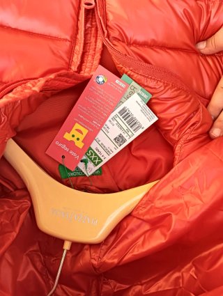 Piumino rosso con cappuccio
