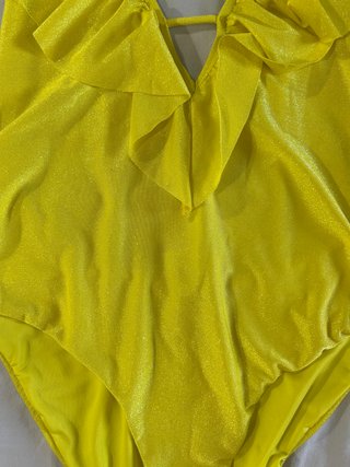 Costume intero giallo brillantinoso con volant