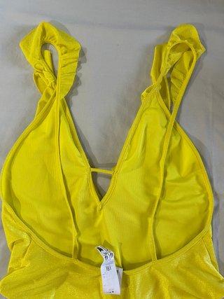 Costume intero giallo brillantinoso con volant