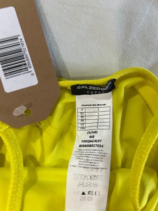 Costume intero giallo brillantinoso con volant