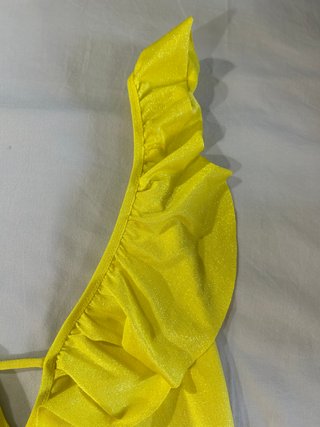 Costume intero giallo brillantinoso con volant