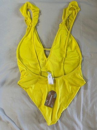 Costume intero giallo brillantinoso con volant
