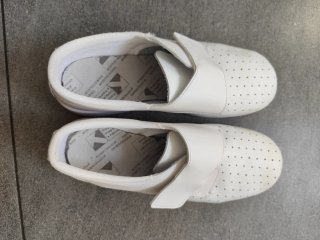 Zuecos blancos con velcro