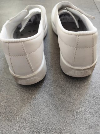 Zuecos blancos con velcro