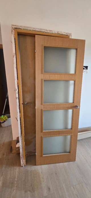 Puerta de madera con marco y jambas