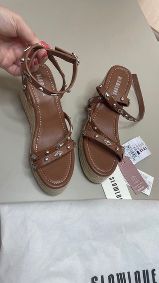Sandalias cuña Slowlove marrones tachuelas