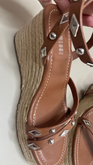 Sandalias cuña Slowlove marrones tachuelas
