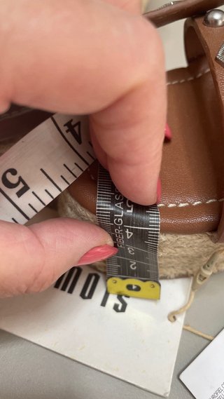 Sandalias cuña Slowlove marrones tachuelas