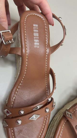Sandalias cuña Slowlove marrones tachuelas