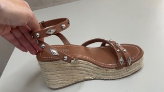Sandalias cuña Slowlove marrones tachuelas