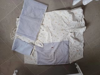 Cuna con edredón y sábanas