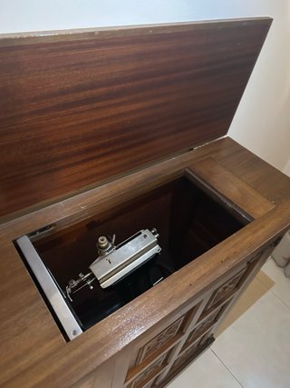 Mueble de madera para máquina de coser