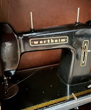 Mueble de madera para máquina de coser