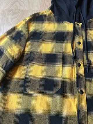Camisa cuadros capucha. Amarilla y negra