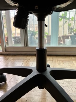 Silla de oficina giratoria negra