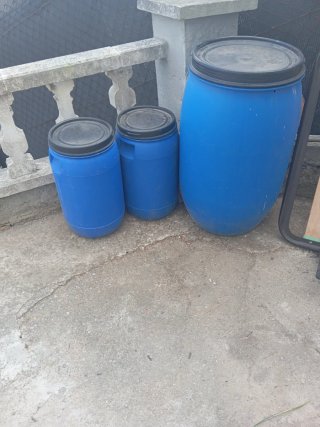 Bidones de plástico azul